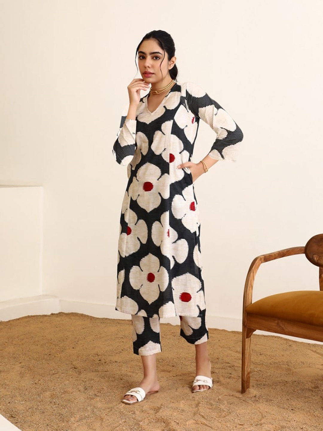 GoSriKi Floral Printed Regular Sleeveless Straight Kurta With Trousers, White
GoSriKi Floral Printed Regular Sleeveless Straight Kurta With Trousers, White
