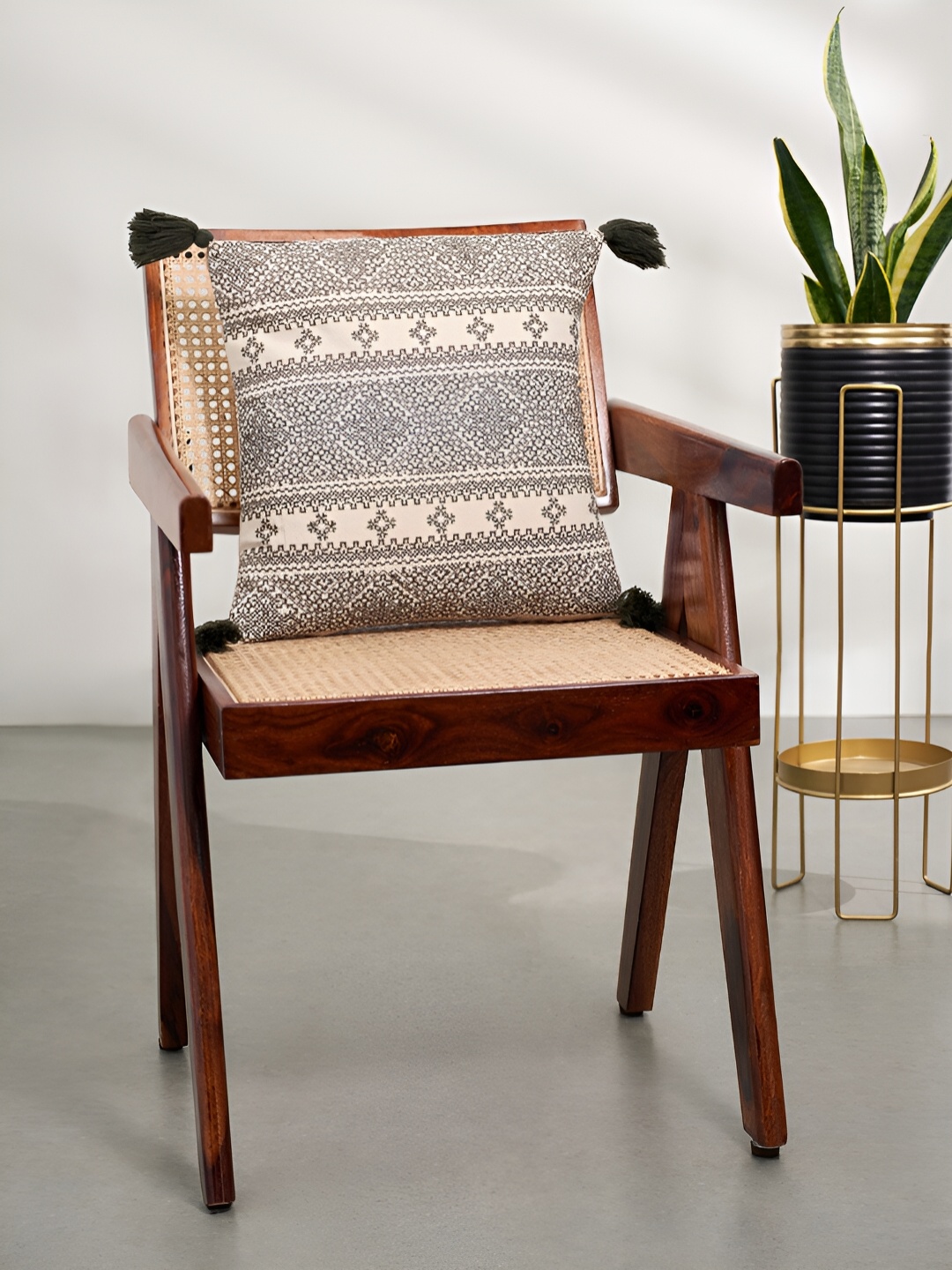 Living scapes by Pantaloons Grey & White Ethnic Motifs Cotton Square Cushion Covers
Living scapes by Pantaloons Grey & White Ethnic Motifs Cotton Square Cushion Covers