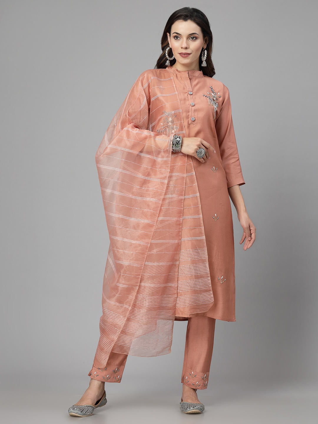 KALINI Floral Embroidered Mandarin Collar Beads and Stones Kurta with Trousers & Dupatta, Rose gold
KALINI Floral Embroidered Mandarin Collar Beads and Stones Kurta with Trousers & Dupatta, Rose gold