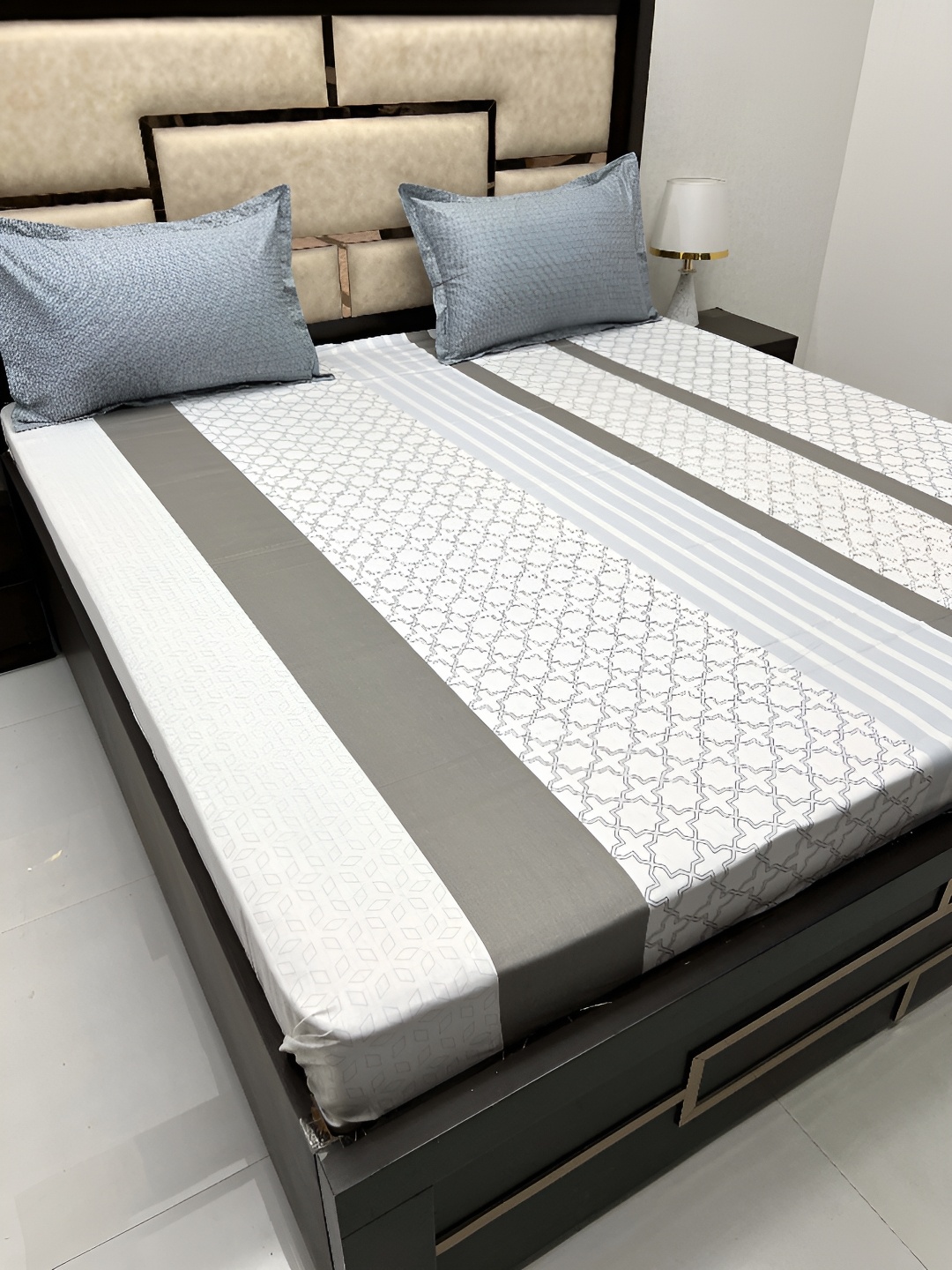 Pure Decor Lifestyle Grey & White Geometric Cotton 400 TC King Bedsheet & 2 Pillow Covers
Pure Decor Lifestyle Grey & White Geometric Cotton 400 TC King Bedsheet & 2 Pillow Covers