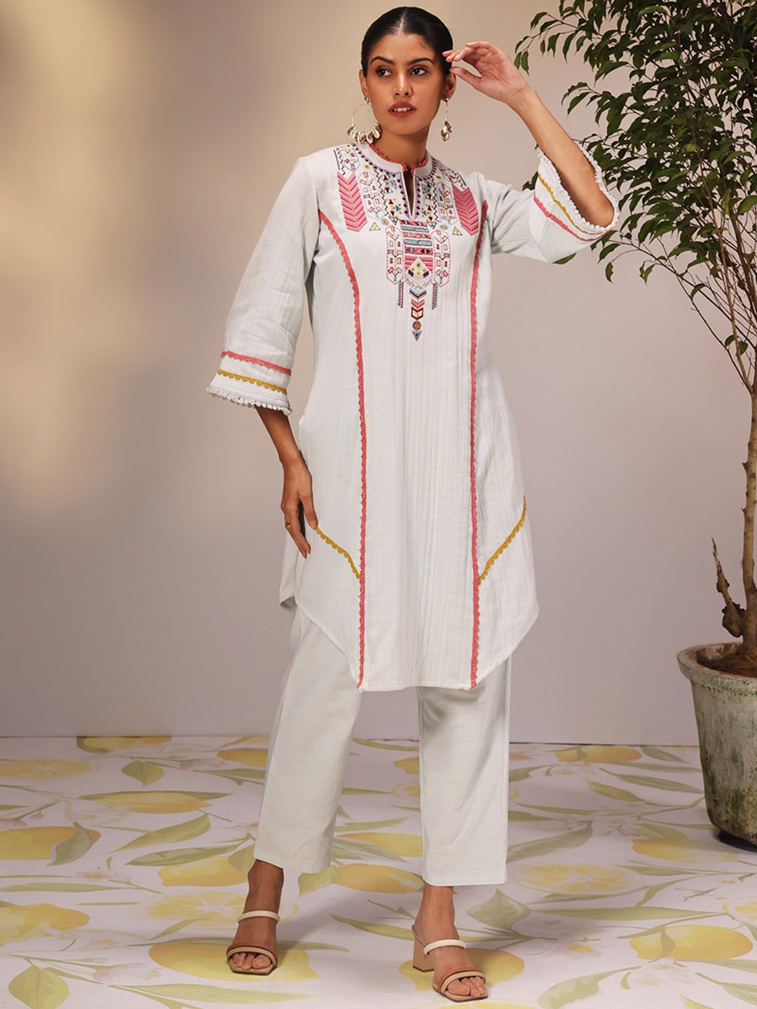 Lakshita Geometric Embroidered Mandarin Collar Thread Work A-Line Kurta With Trousers, White
Lakshita Geometric Embroidered Mandarin Collar Thread Work A-Line Kurta With Trousers, White