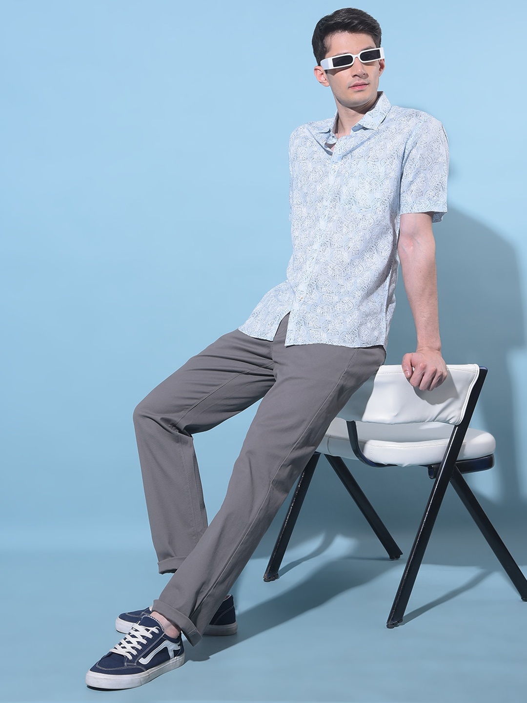 Crimsoune Club Classic Floral Printed Spread Collar Cotton Curved Slim Fit Casual Shirt, Blue
Crimsoune Club Classic Floral Printed Spread Collar Cotton Curved Slim Fit Casual Shirt, Blue