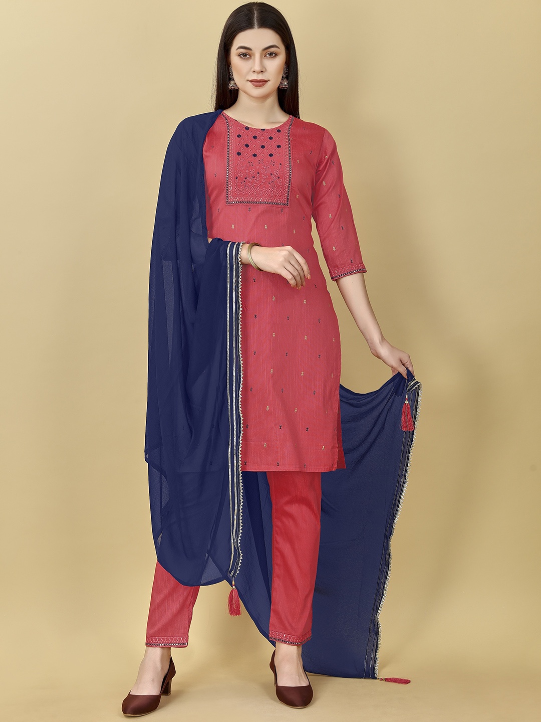 DIVASTRI Floral Embroidered Regular Thread Work Kurta With Trousers & Dupatta, Rose gold
DIVASTRI Floral Embroidered Regular Thread Work Kurta With Trousers & Dupatta, Rose gold