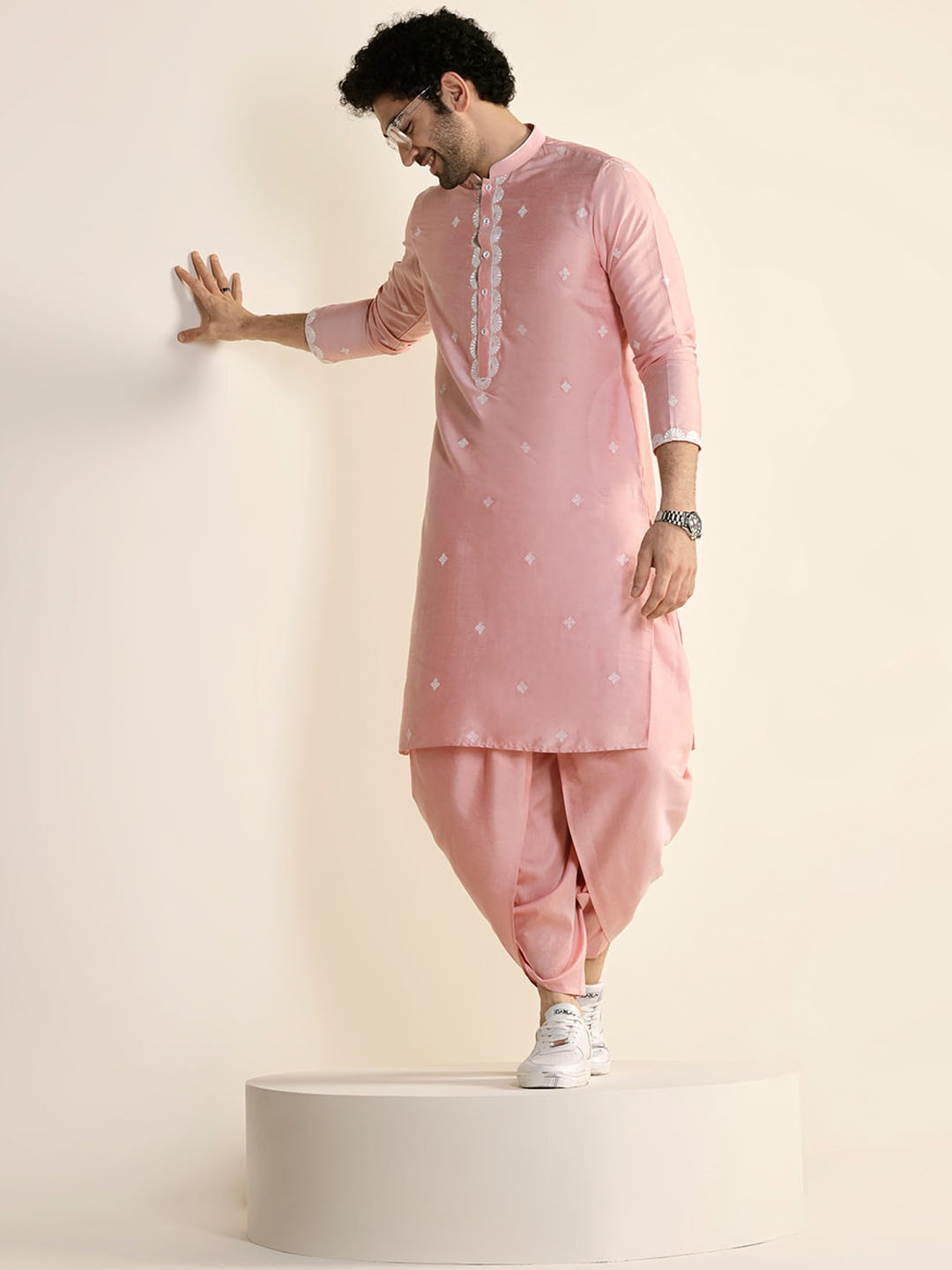 KISAH Ethnic Motifs Mandarin Collar Embroidered Regular Thread Work Kurta With Dhoti Pants, Pink
KISAH Ethnic Motifs Mandarin Collar Embroidered Regular Thread Work Kurta With Dhoti Pants, Pink