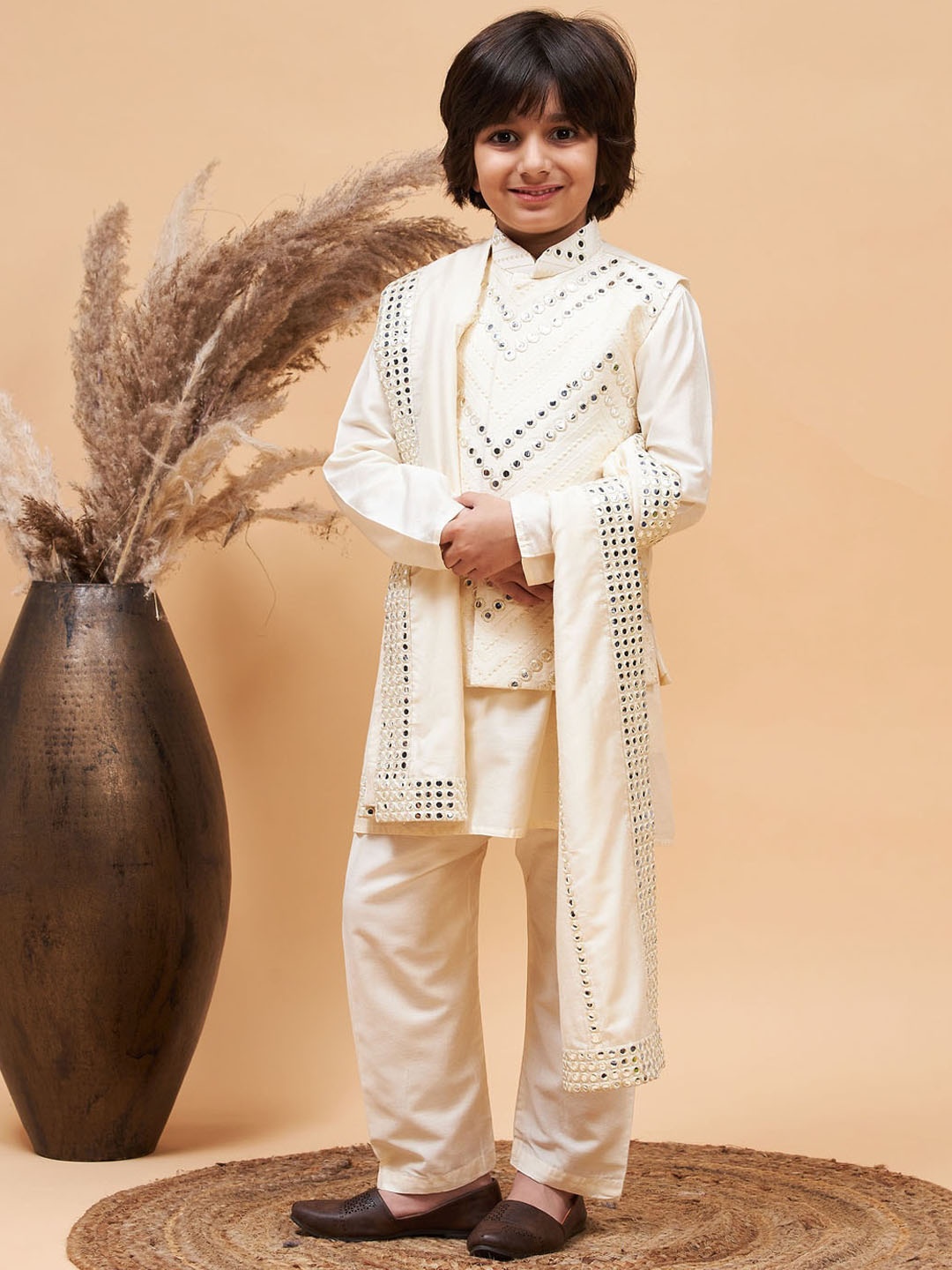 VASTRAMAY Boys Ethnic Motifs Mandarin Collar Mirror Work Kurta Pyjamas Dupatta & Jacket, Cream
VASTRAMAY Boys Ethnic Motifs Mandarin Collar Mirror Work Kurta Pyjamas Dupatta & Jacket, Cream