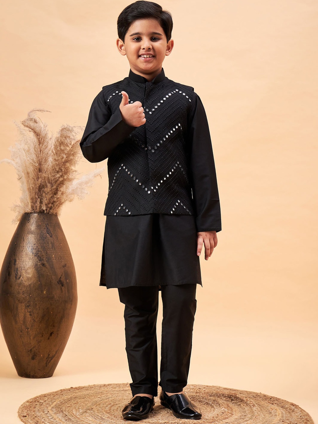 VASTRAMAY Boys Woven Design Mandarin Collar Long Sleeves Mirror Work Kurta with Pyjamas, Black
VASTRAMAY Boys Woven Design Mandarin Collar Long Sleeves Mirror Work Kurta with Pyjamas, Black