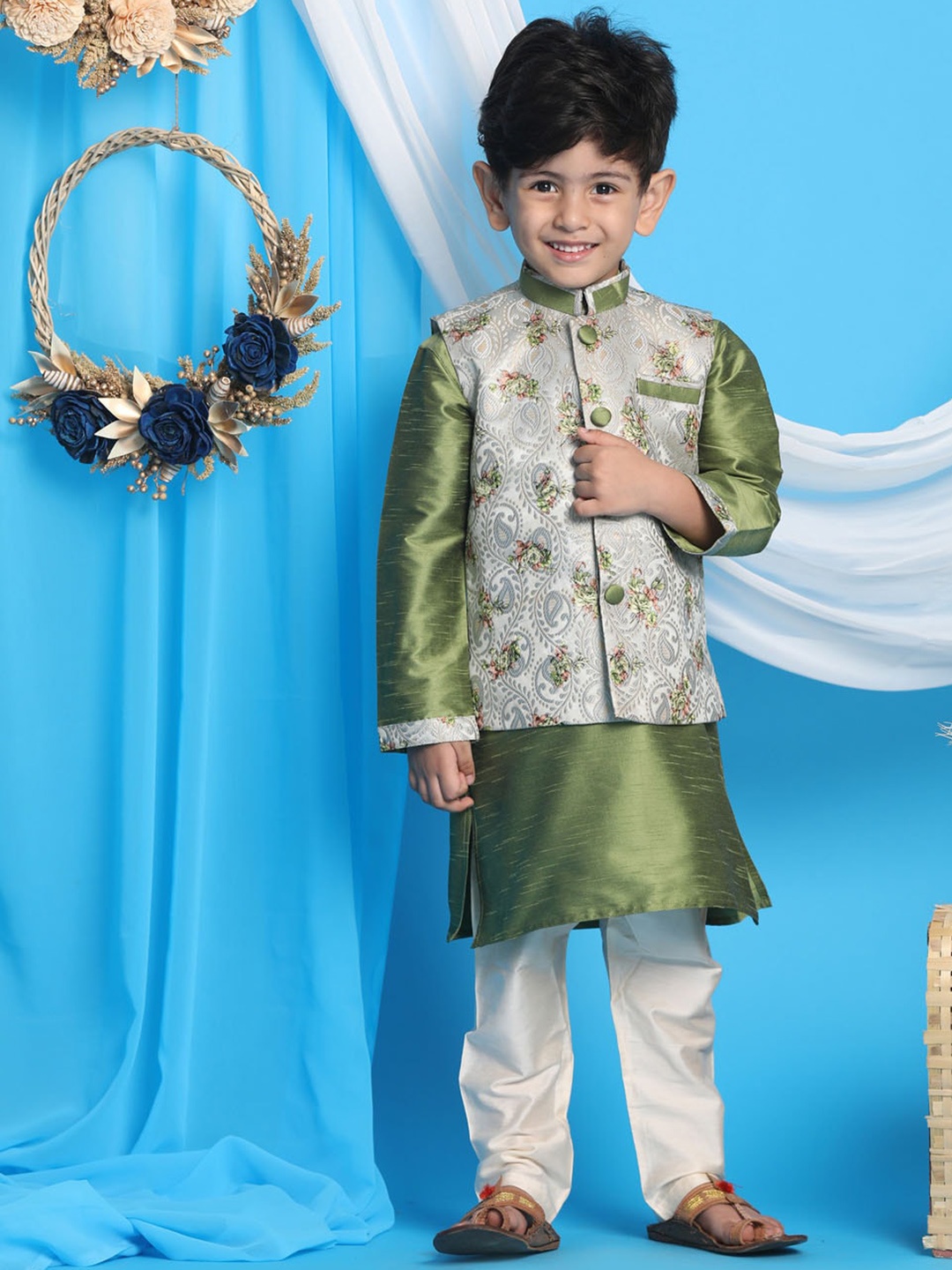 VASTRAMAY Boys Mandarin Collar Jacquard Straight Kurta With Pyjama & Nehru jacket, Green
VASTRAMAY Boys Mandarin Collar Jacquard Straight Kurta With Pyjama & Nehru jacket, Green