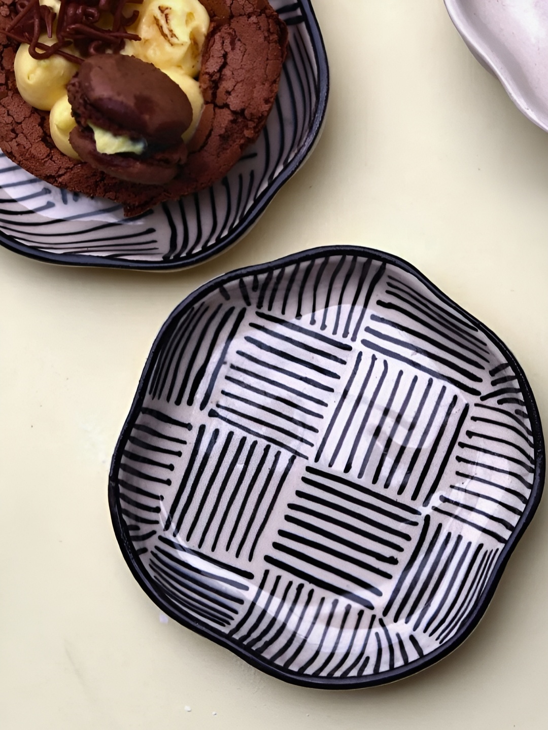 WEAVING HOMES Black & White 2 Pieces Printed Microwave Safe Glossy Ceramic Dessert Plates
WEAVING HOMES Black & White 2 Pieces Printed Microwave Safe Glossy Ceramic Dessert Plates