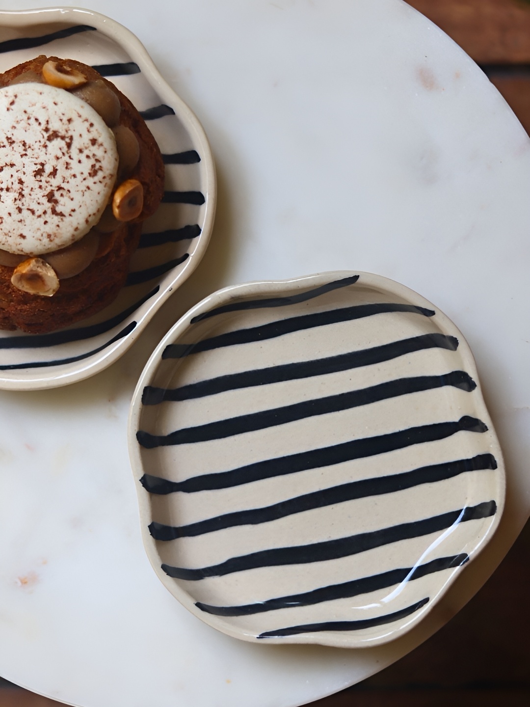 WEAVING HOMES Black & White 2 Pieces Printed Microwave Safe Glossy Ceramic Dessert Plates
WEAVING HOMES Black & White 2 Pieces Printed Microwave Safe Glossy Ceramic Dessert Plates