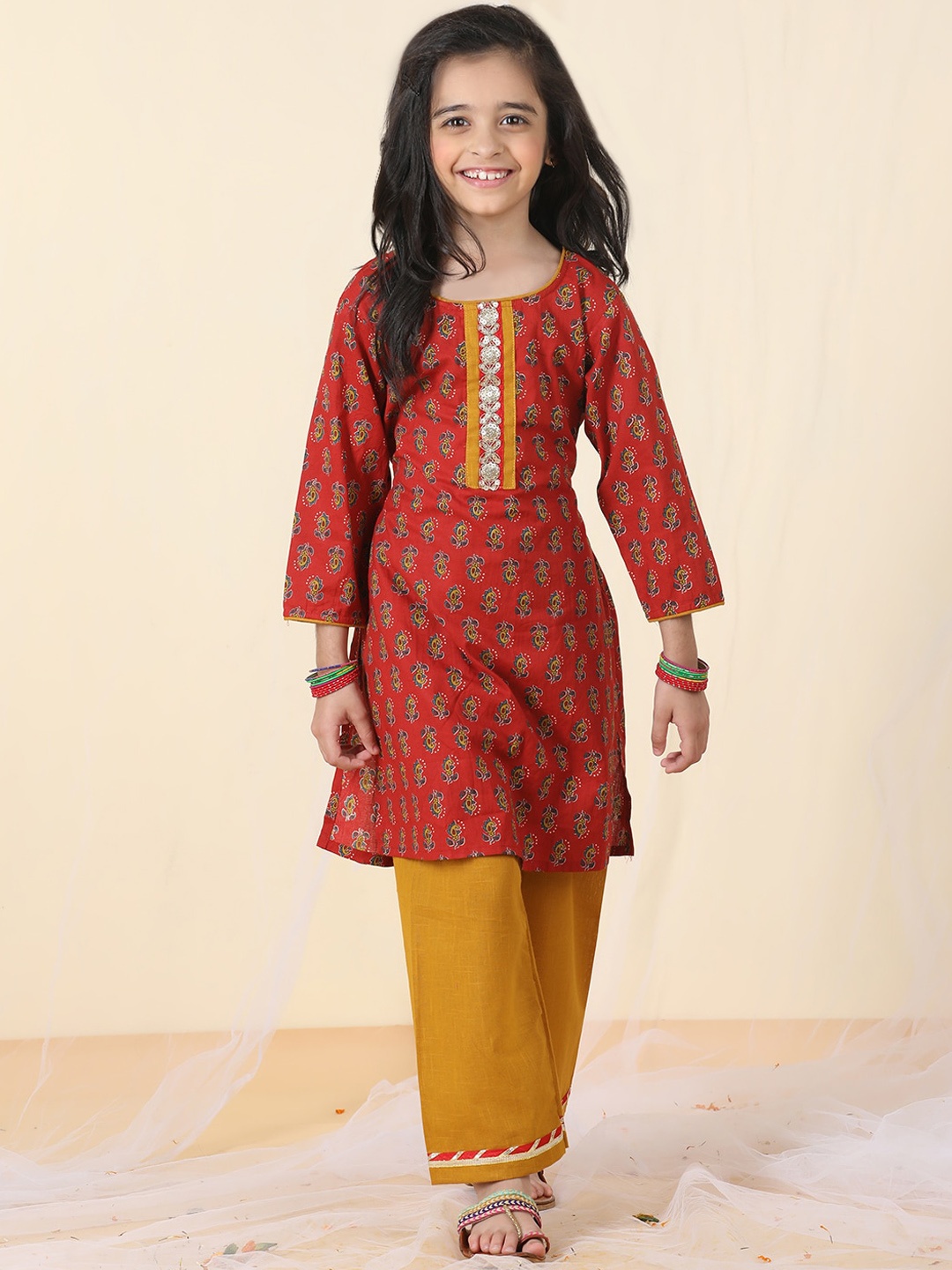 Sangria Girls Floral Printed Pure Cotton Sleeveless Straight Kurta With Trousers, Red
Sangria Girls Floral Printed Pure Cotton Sleeveless Straight Kurta With Trousers, Red