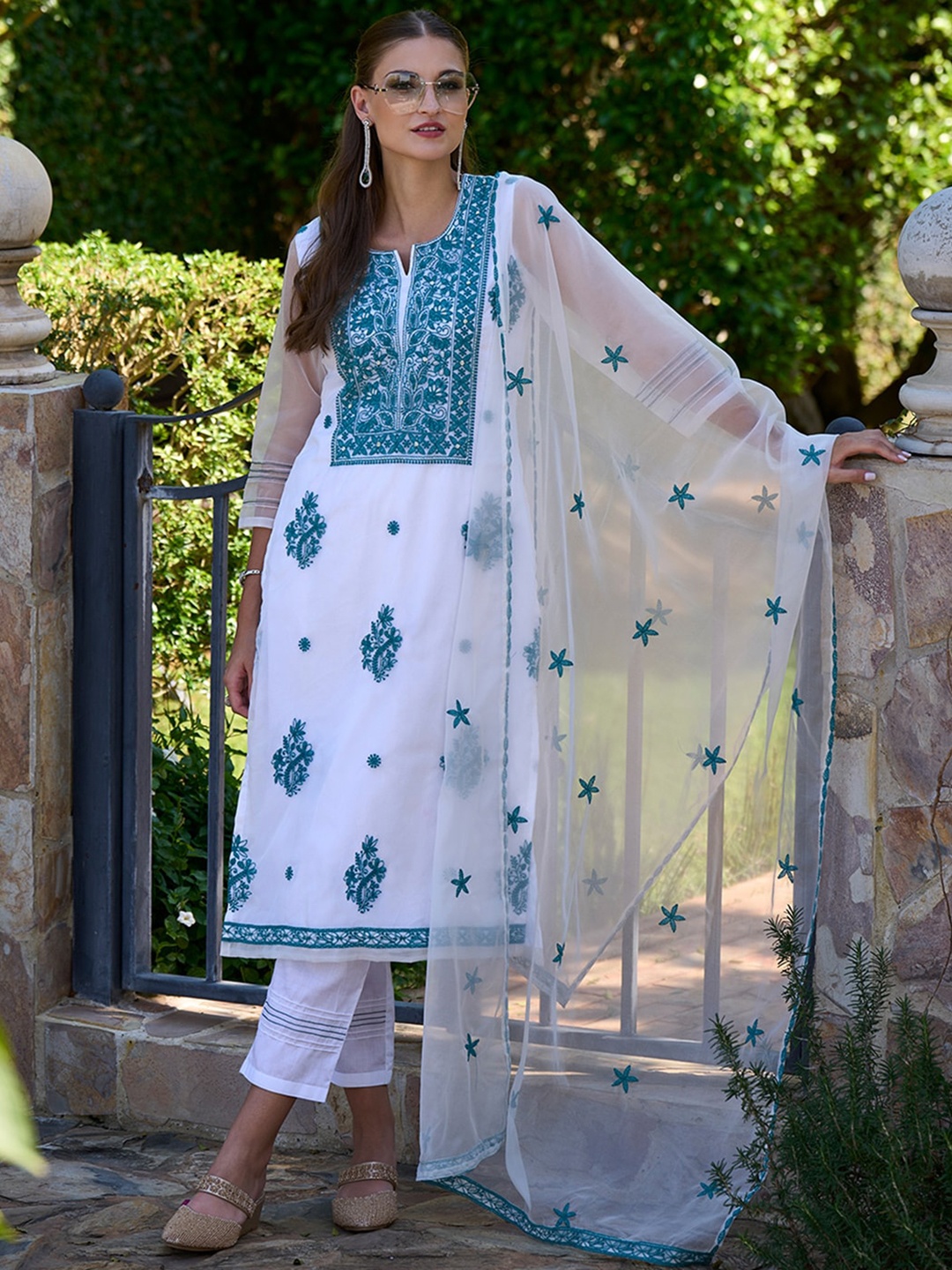 Indo Era Floral Embroidered Regular Thread Work Kurta with Trousers & Dupatta, White
Indo Era Floral Embroidered Regular Thread Work Kurta with Trousers & Dupatta, White