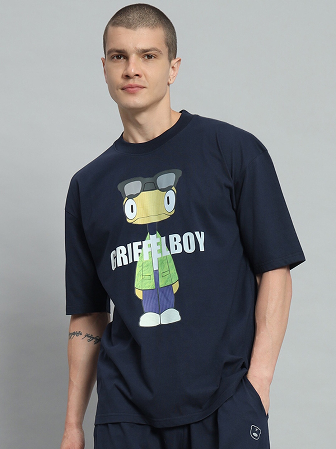 GRIFFEL Typography Printed Drop-Shoulder Sleeves Cotton Oversized T-shirt, Navy blue
GRIFFEL Typography Printed Drop-Shoulder Sleeves Cotton Oversized T-shirt, Navy blue