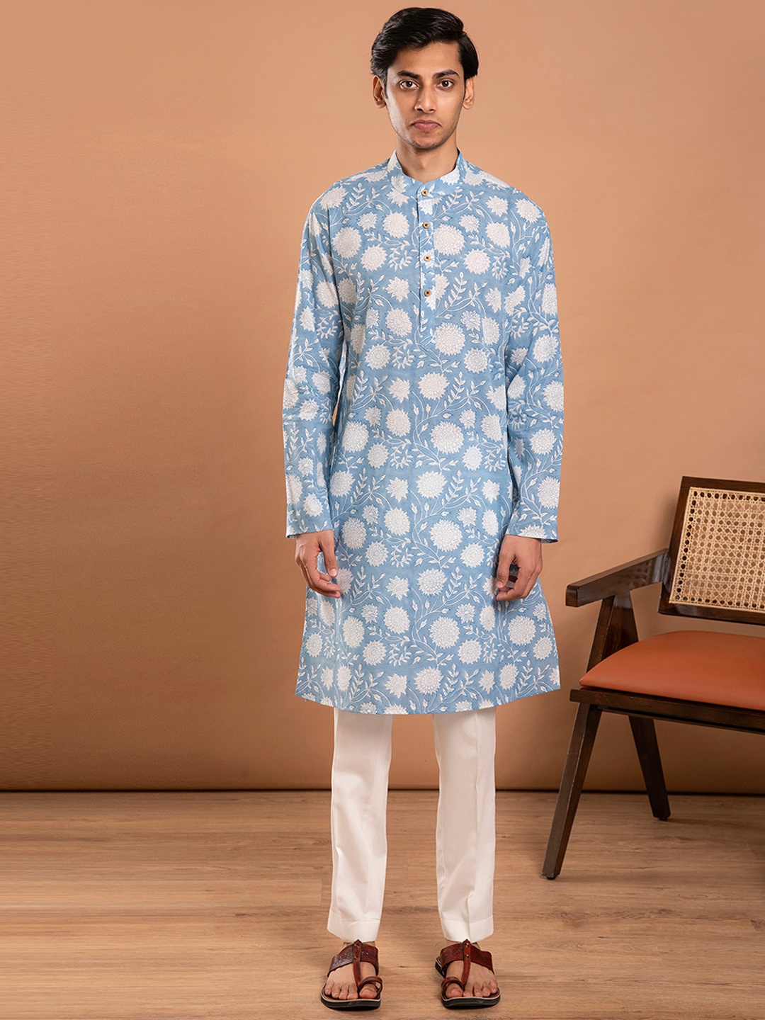 Aaheli Floral Block Printed Mandarin Collar Pure Cotton Straight Kurta with Pyjamas, Blue
Aaheli Floral Block Printed Mandarin Collar Pure Cotton Straight Kurta with Pyjamas, Blue