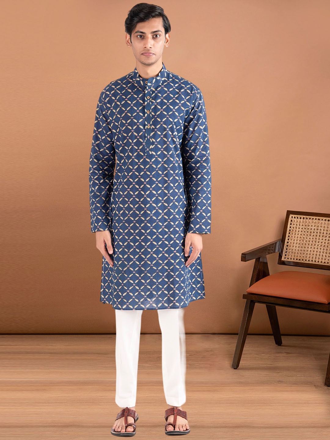 Aaheli Mandarin Collar Floral Printed Regular Pure Cotton Straight Kurta with Pyjamas, Navy blue
Aaheli Mandarin Collar Floral Printed Regular Pure Cotton Straight Kurta with Pyjamas, Navy blue