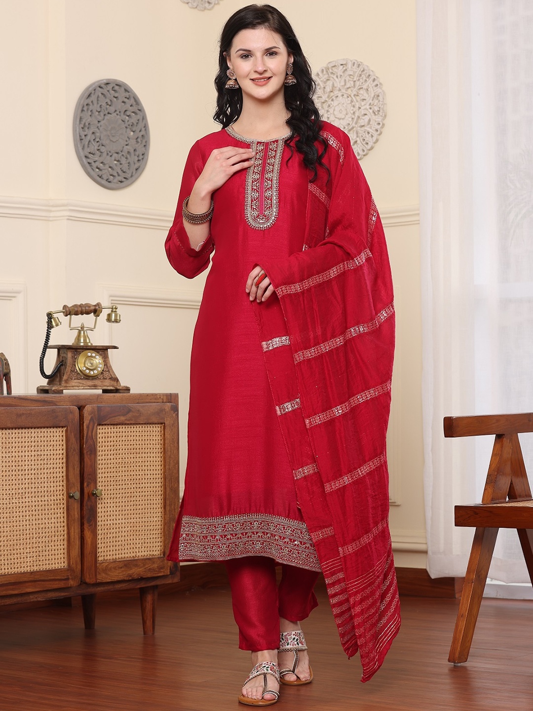 BAESD Floral Sequinned Pure Silk Regular Straight Kurta With Trousers & Dupatta, Red
BAESD Floral Sequinned Pure Silk Regular Straight Kurta With Trousers & Dupatta, Red