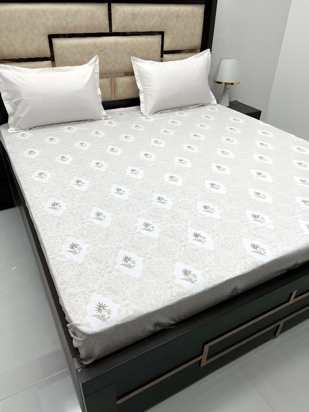 Pure Decor Brown & White Floral Printed 380 TC Pure Cotton King Bedsheet & 2 Pillow Covers
Pure Decor Brown & White Floral Printed 380 TC Pure Cotton King Bedsheet & 2 Pillow Covers