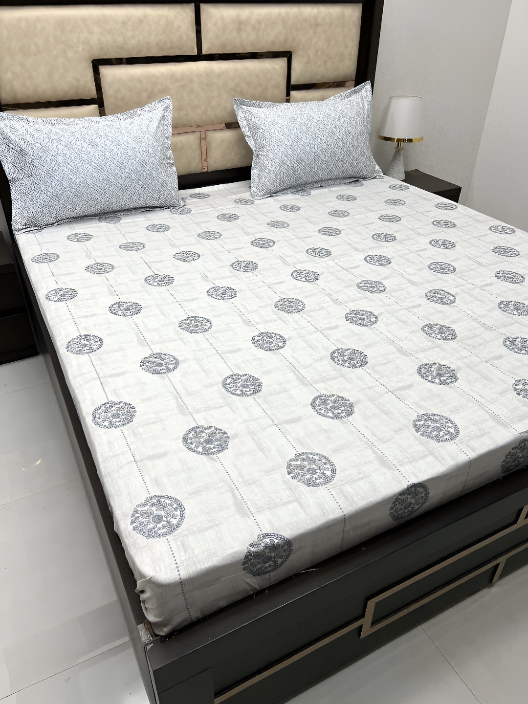 Pure Decor Grey & White Floral Printed 380 TC Pure Cotton King Bedsheet & 2 Pillow Covers
Pure Decor Grey & White Floral Printed 380 TC Pure Cotton King Bedsheet & 2 Pillow Covers