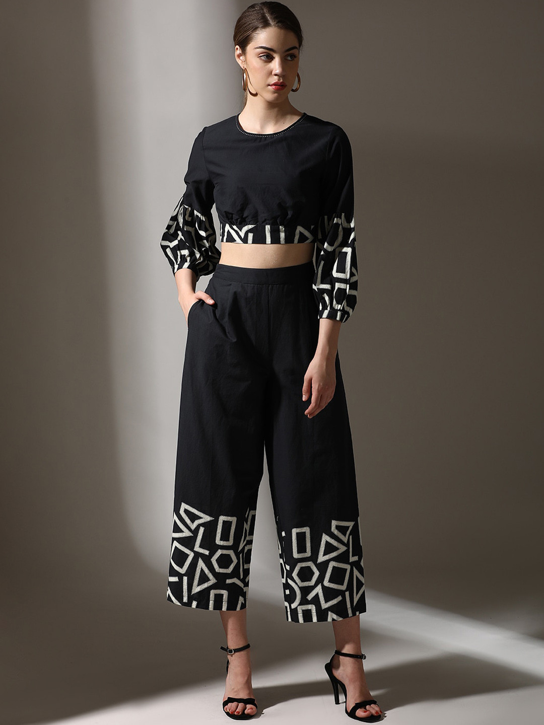 Dora Dori Abstract Printed Pure CottonRound Neck Thread Work Crop Top & Trouser, Black
Dora Dori Abstract Printed Pure CottonRound Neck Thread Work Crop Top & Trouser, Black