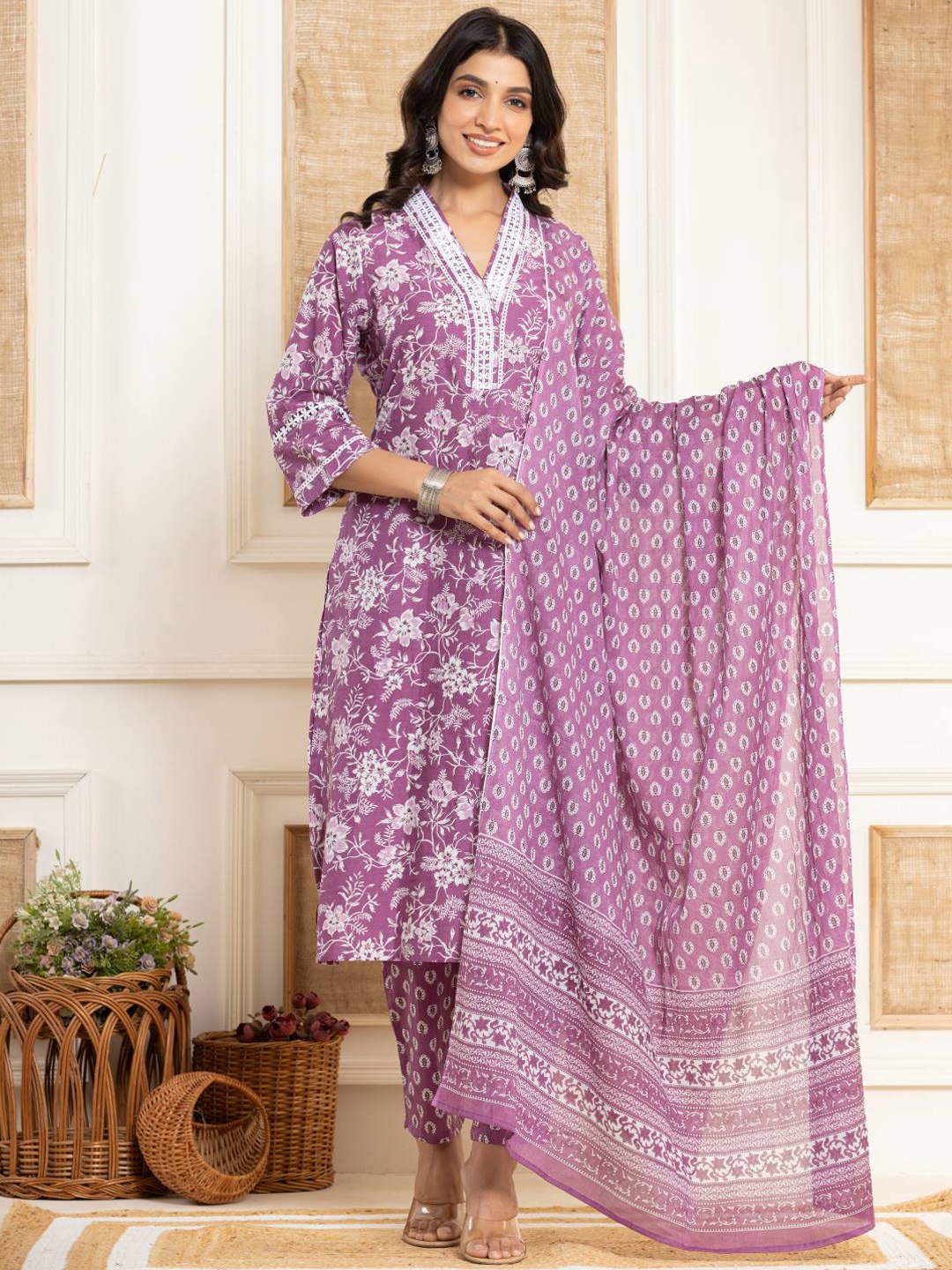 Varanga Floral Printed Regular Straight Kurta with Trouser & with Dupatta, Purple
Varanga Floral Printed Regular Straight Kurta with Trouser & with Dupatta, Purple