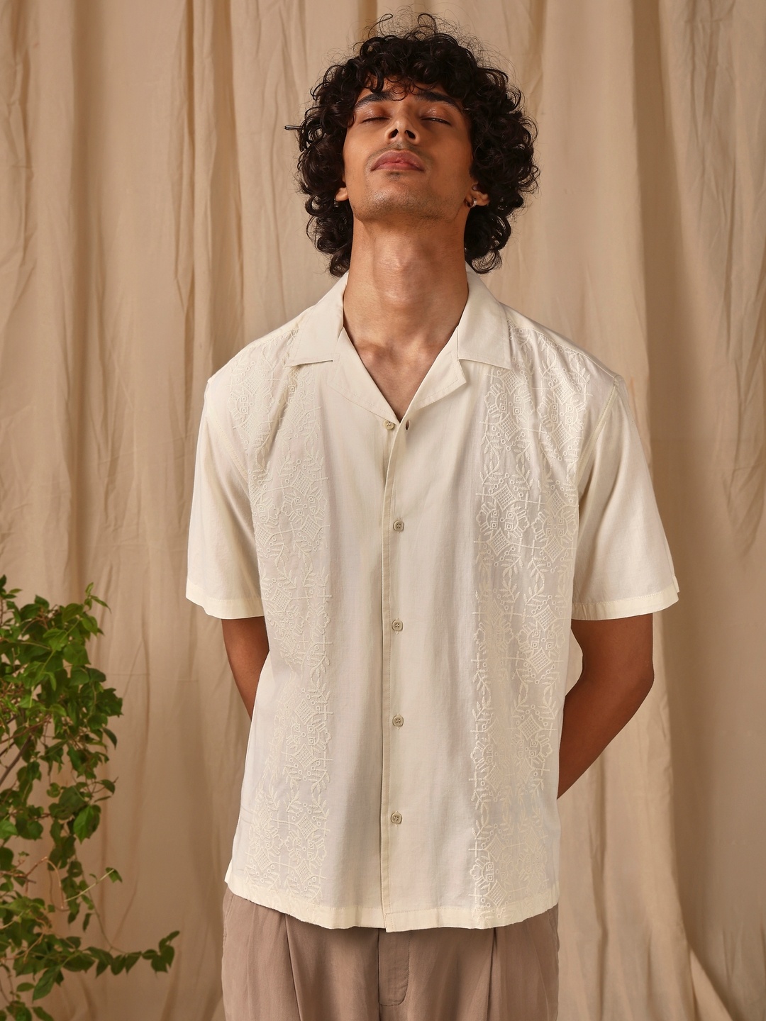 4 TRIPLE O FIVE O BY MUFTI Cuban Collar Opaque Printed Cotton Casual Shirt, Off white
4 TRIPLE O FIVE O BY MUFTI Cuban Collar Opaque Printed Cotton Casual Shirt, Off white