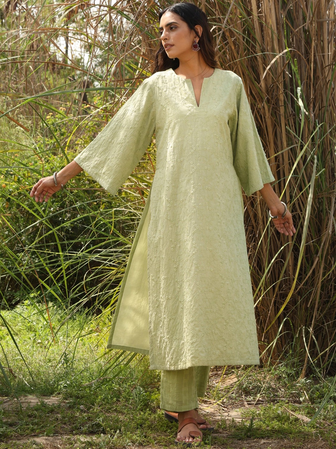 trueBrowns Floral Embroidered Notch Neck Bell Sleeves Straight Kurta With Trousers, Green
trueBrowns Floral Embroidered Notch Neck Bell Sleeves Straight Kurta With Trousers, Green