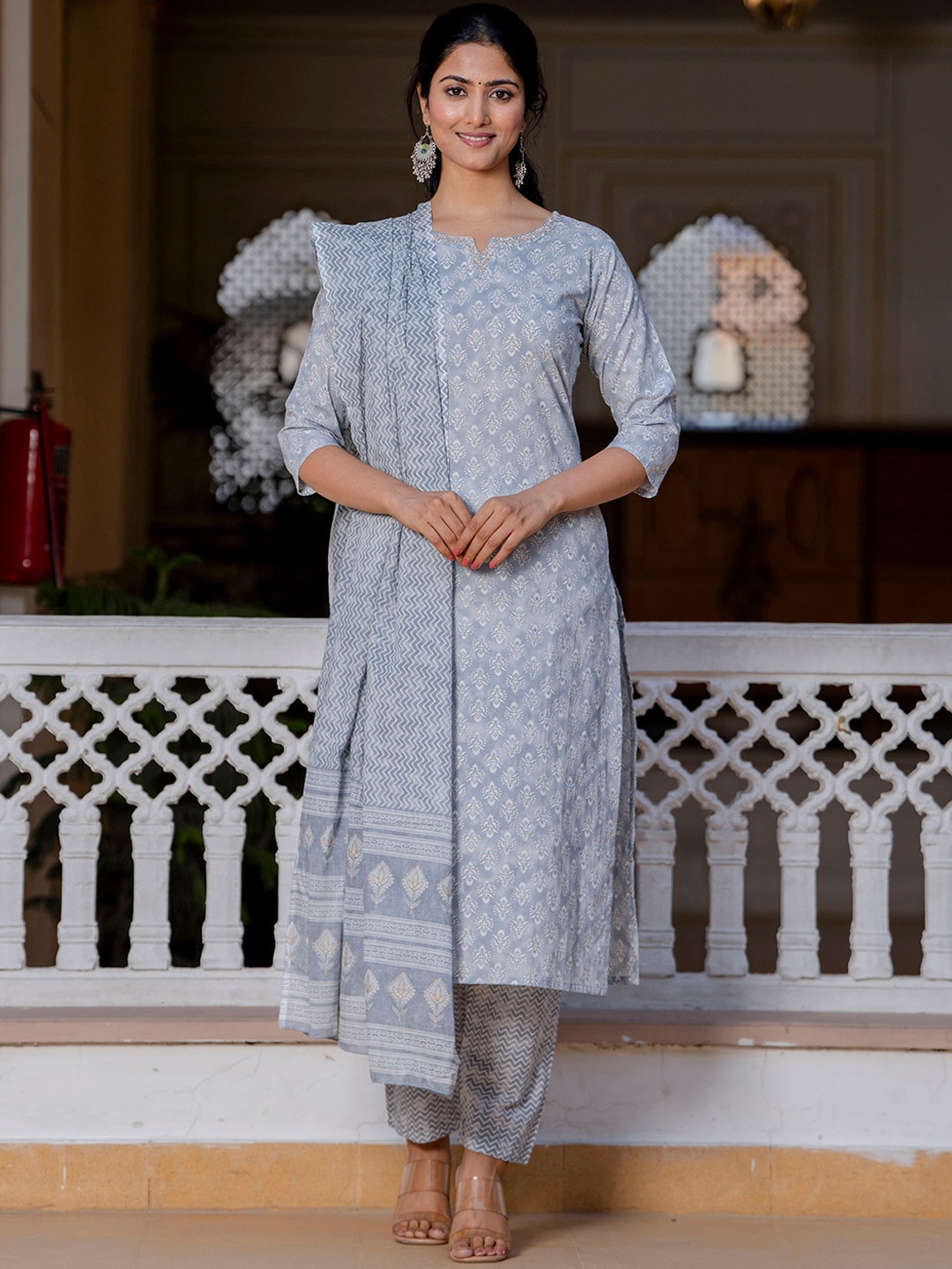 Nayo Floral Printed Regular Thread Work Pure Cotton Kurta with Trousers & With Dupatta, Grey
Nayo Floral Printed Regular Thread Work Pure Cotton Kurta with Trousers & With Dupatta, Grey