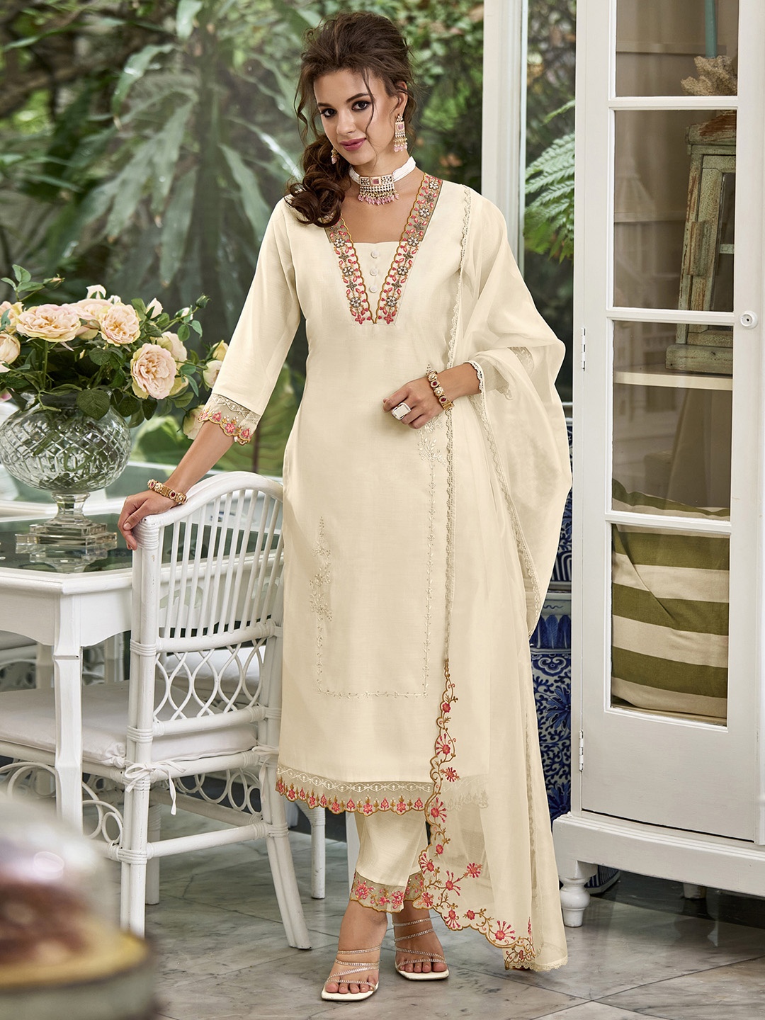 MOJILAA Floral Embroidered Beads and Stones Straight Kurta with Trousers & Dupatta, Cream
MOJILAA Floral Embroidered Beads and Stones Straight Kurta with Trousers & Dupatta, Cream