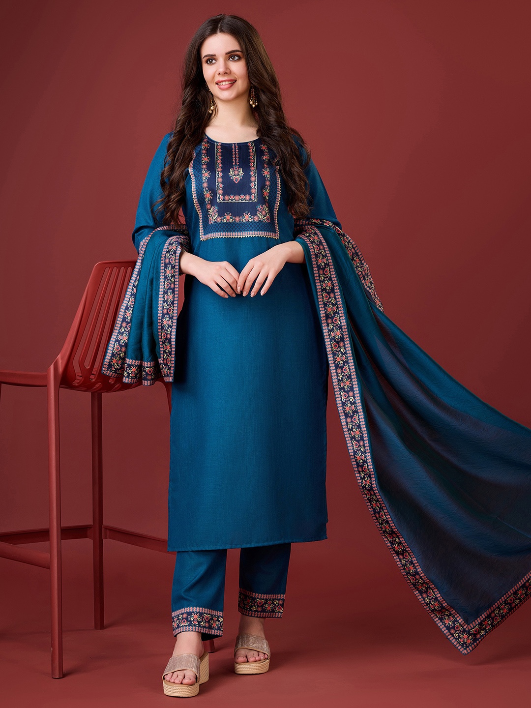 MOJILAA Floral Printed Regular Gotta Patti Linen Kurta With Trousers & With Dupatta, Teal
MOJILAA Floral Printed Regular Gotta Patti Linen Kurta With Trousers & With Dupatta, Teal