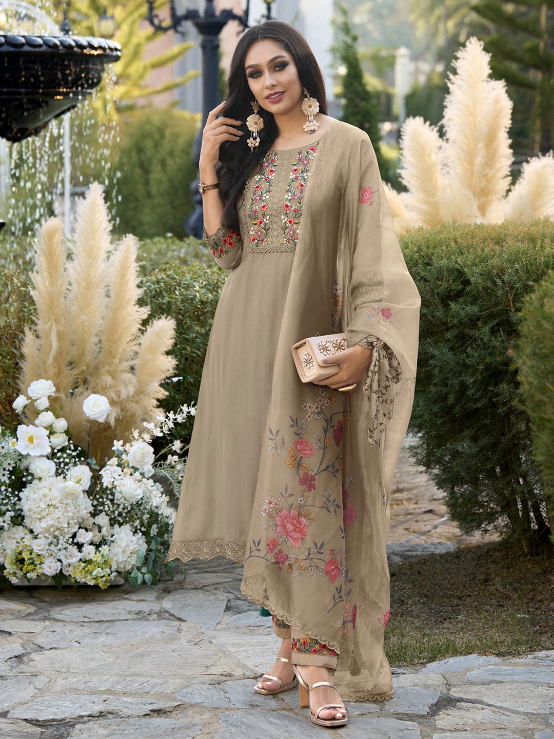 MOJILAA Floral Embroidered Round Neck Three-Quarter Sleeves Beads and Stones Kurta Set, Bronze
MOJILAA Floral Embroidered Round Neck Three-Quarter Sleeves Beads and Stones Kurta Set, Bronze