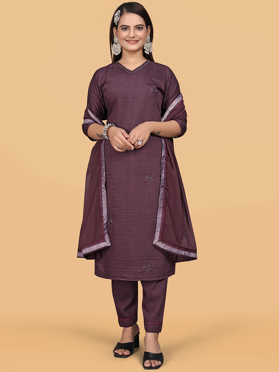 mimi design V-Neck Three-Quarter Sleeves Kurta with Harem Pants & With Dupatta, Purple
mimi design V-Neck Three-Quarter Sleeves Kurta with Harem Pants & With Dupatta, Purple