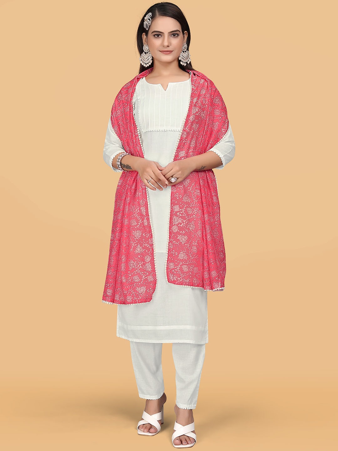 mimi design Notched Neck Three-Quarter Sleeves Kurta with Trousers & With Dupatta, White
mimi design Notched Neck Three-Quarter Sleeves Kurta with Trousers & With Dupatta, White