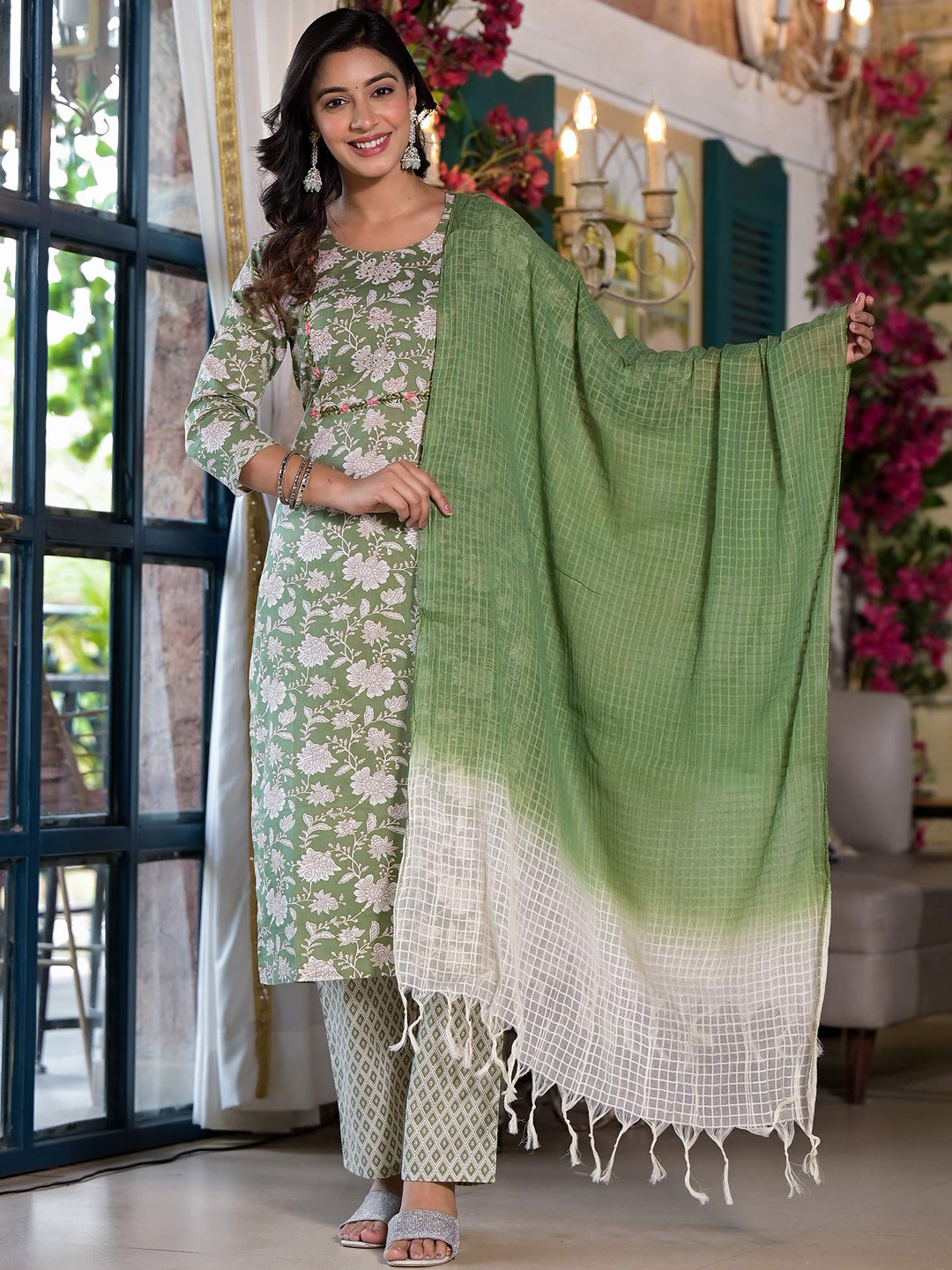 Peachmode Floral Printed Regular Thread Work Pure Cotton Kurta with Trousers & Dupatta, Green
Peachmode Floral Printed Regular Thread Work Pure Cotton Kurta with Trousers & Dupatta, Green