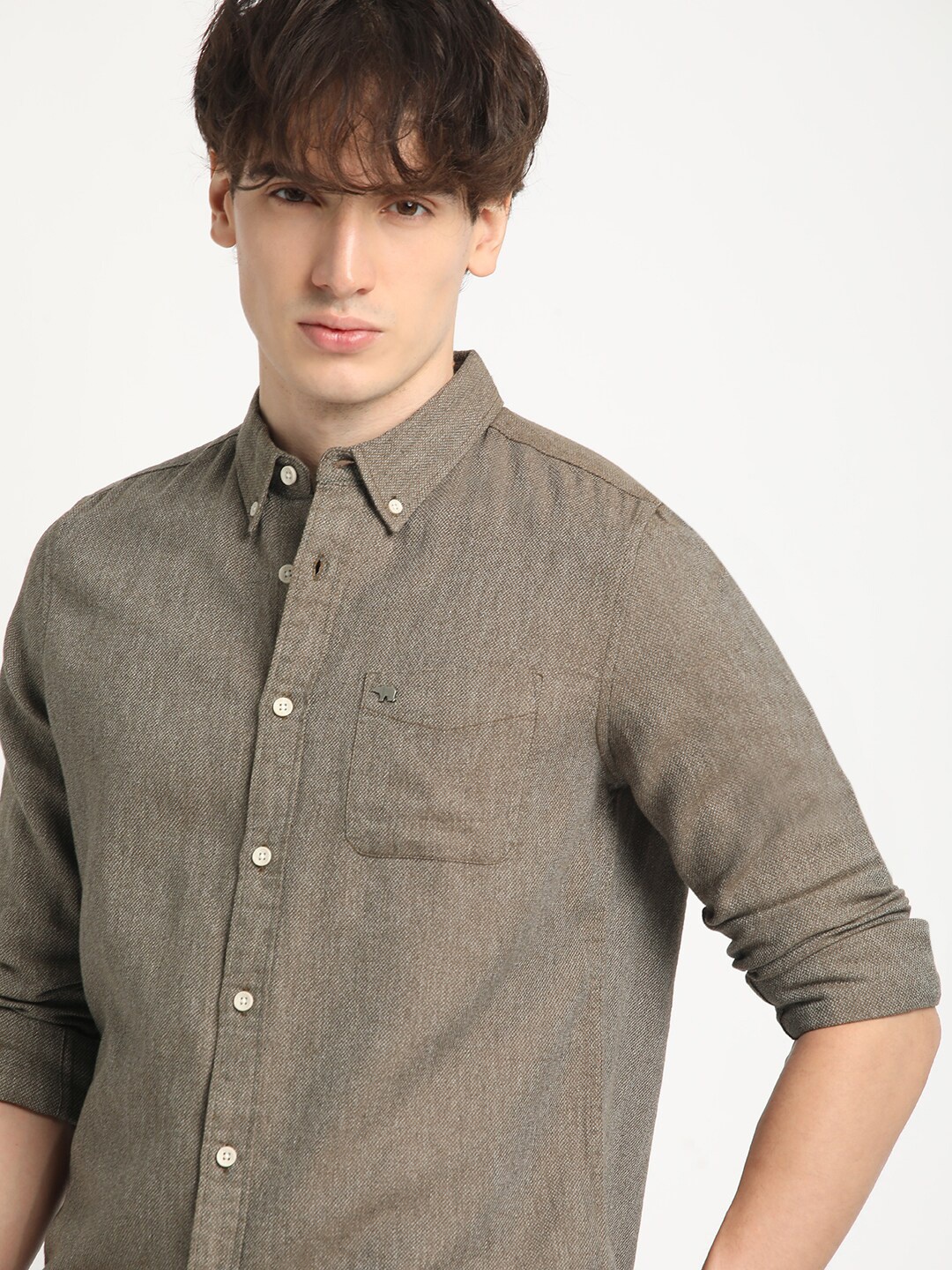 THE BEAR HOUSE Slim Fit Self Design Button-Down Collar Chambray Weave Cotton Casual Shirt, Olive
THE BEAR HOUSE Slim Fit Self Design Button-Down Collar Chambray Weave Cotton Casual Shirt, Olive