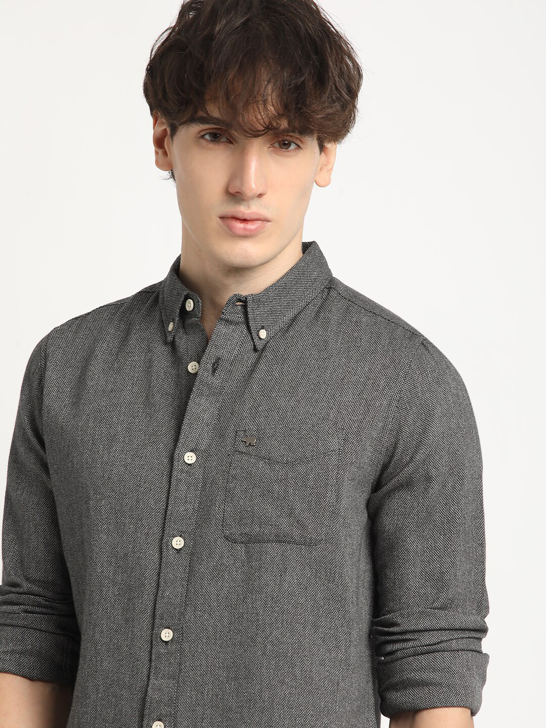 THE BEAR HOUSE Slim Fit Self Design Button-Down Collar Chambray Weave Cotton Casual Shirt, Black
THE BEAR HOUSE Slim Fit Self Design Button-Down Collar Chambray Weave Cotton Casual Shirt, Black