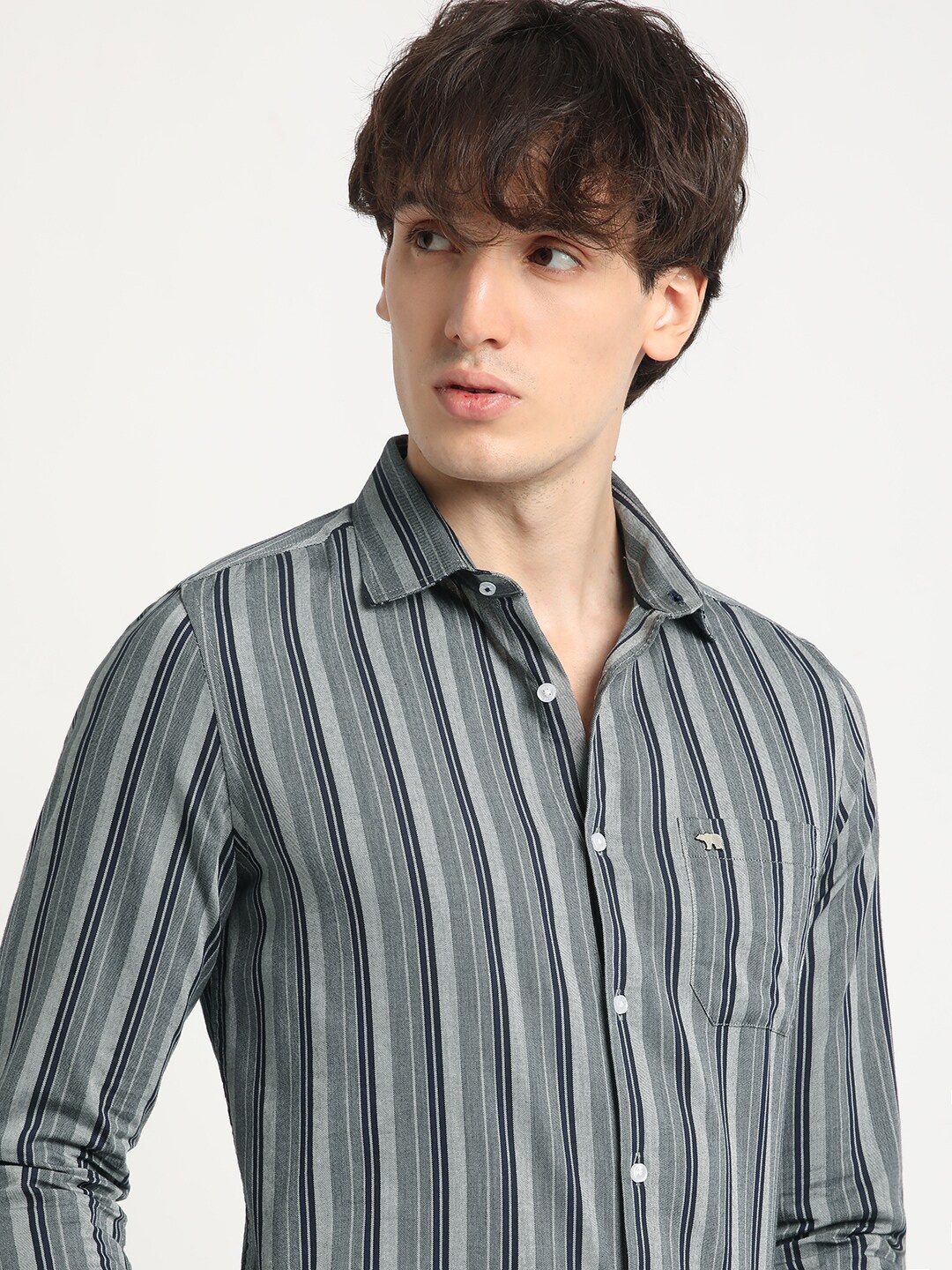 THE BEAR HOUSE Tailored Fit Long Sleeves Spread Collar Cotton Opaque Striped Formal Shirt, Black
THE BEAR HOUSE Tailored Fit Long Sleeves Spread Collar Cotton Opaque Striped Formal Shirt, Black
