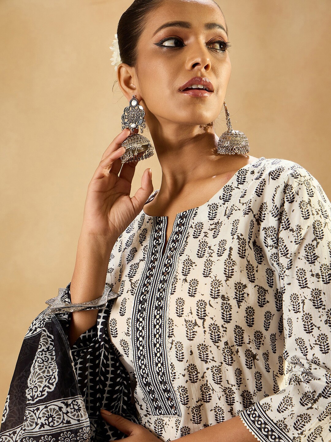 Indo Era Floral Printed Mirror Work Pure Cotton Kurta with Palazzos & With Dupatta, White
Indo Era Floral Printed Mirror Work Pure Cotton Kurta with Palazzos & With Dupatta, White