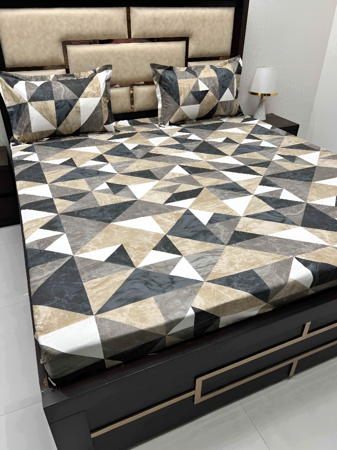 Pure Decor White & Grey Geometric 330 TC Pure Cotton King Bedsheet with 2 Pillow Covers
Pure Decor White & Grey Geometric 330 TC Pure Cotton King Bedsheet with 2 Pillow Covers