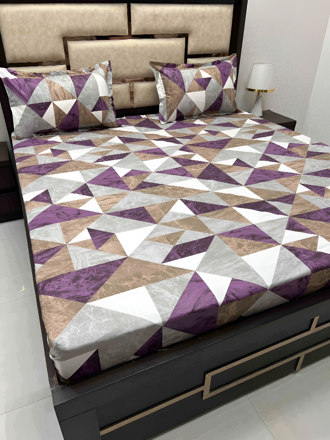 Pure Decor White & Brown Geometric 330 TC Pure Cotton King Bedsheet with 2 Pillow Covers
Pure Decor White & Brown Geometric 330 TC Pure Cotton King Bedsheet with 2 Pillow Covers