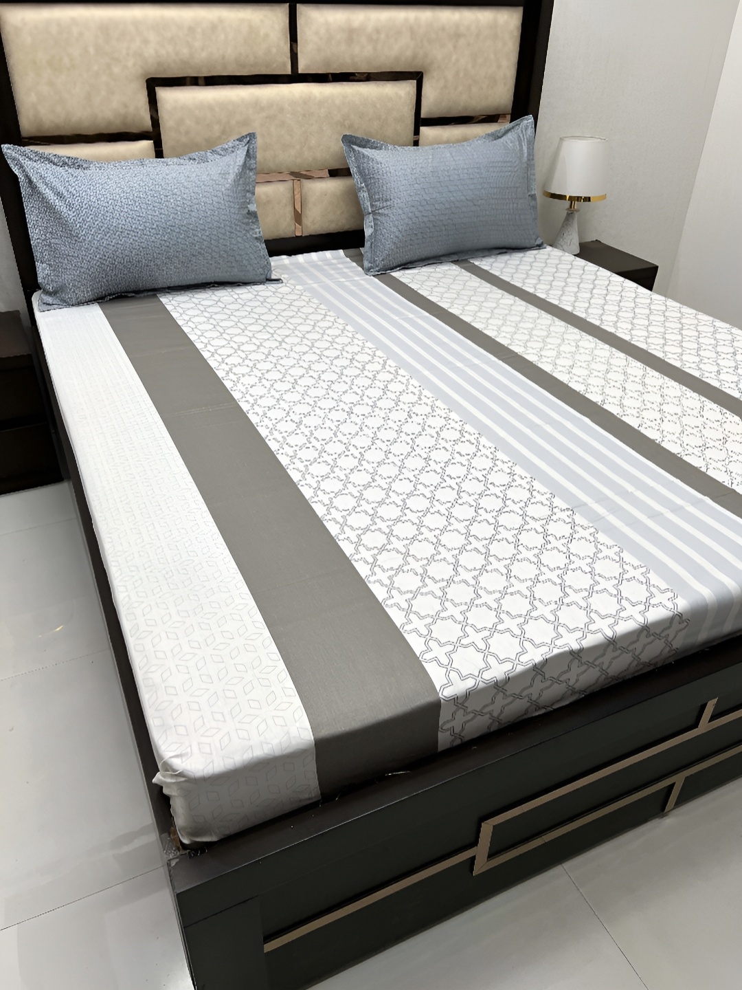 Pure Decor White & Grey Geometric 350 TC Pure Cotton King Bedsheet with 2 Pillow Covers
Pure Decor White & Grey Geometric 350 TC Pure Cotton King Bedsheet with 2 Pillow Covers