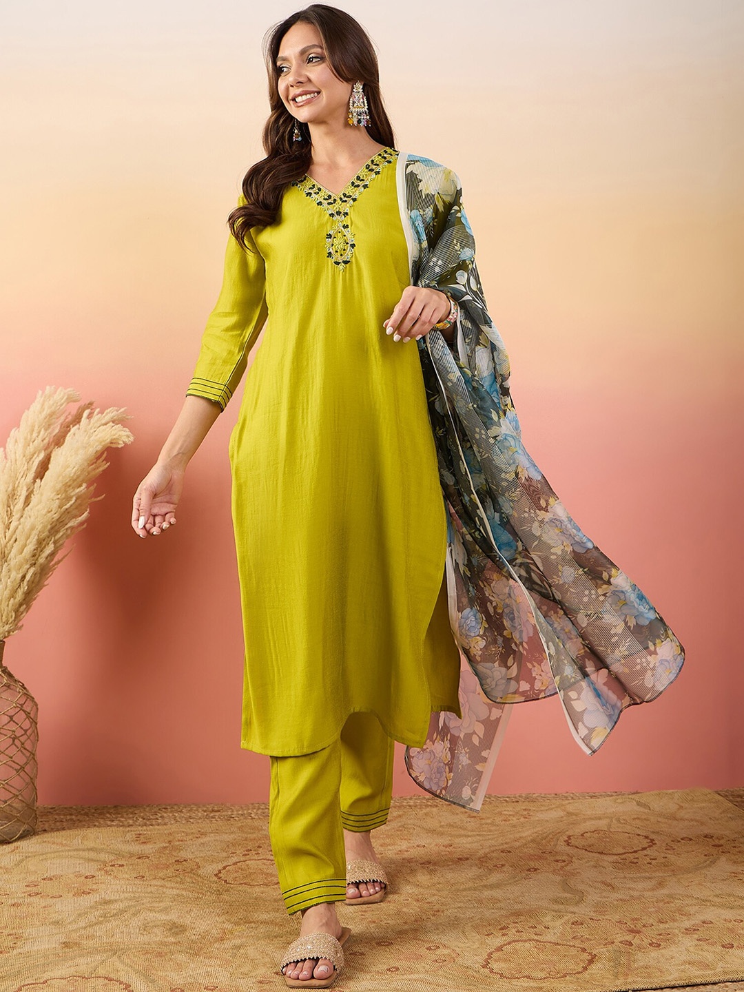 Ariya Prints Ethnic Motifs Embroidered V-Neck Thread Work Pure Silk Straight Kurta Set, Yellow
Ariya Prints Ethnic Motifs Embroidered V-Neck Thread Work Pure Silk Straight Kurta Set, Yellow