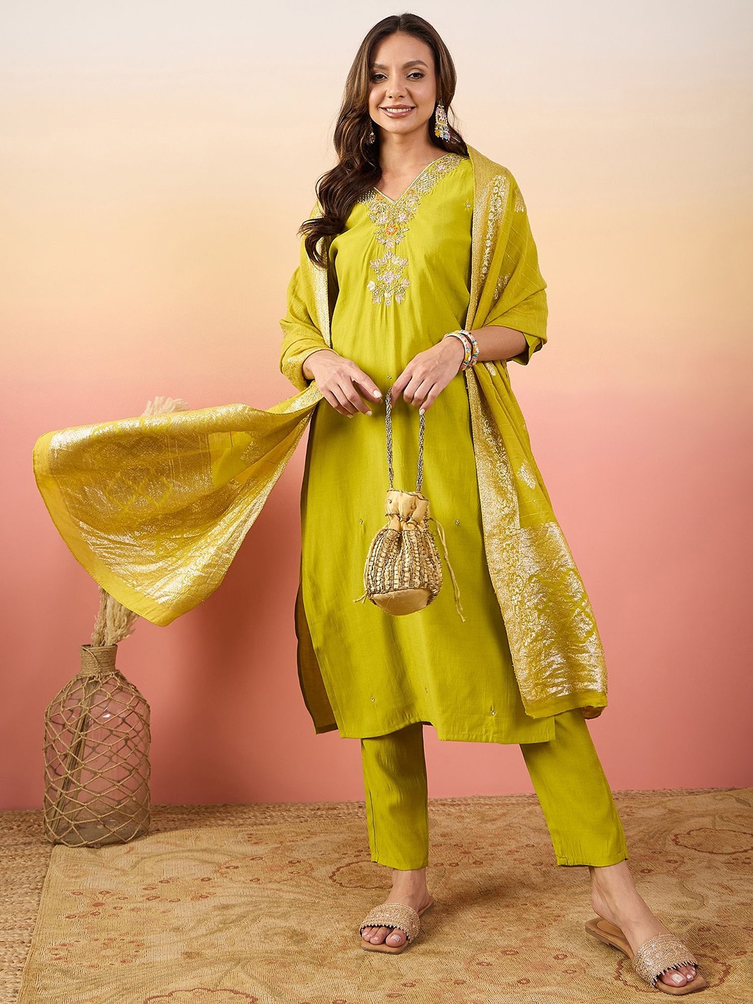 Ariya Prints Ethnic Motifs Yoke Design Straight Thread Work Pure Silk A-Line Kurta Set, Yellow
Ariya Prints Ethnic Motifs Yoke Design Straight Thread Work Pure Silk A-Line Kurta Set, Yellow