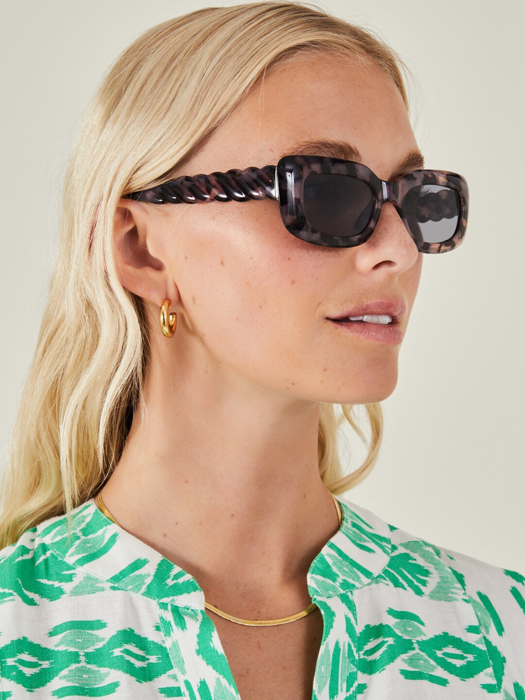 Accessorize Women Rectangle Sunglasses with UV Protected Lens MA-10001923751, Black
Accessorize Women Rectangle Sunglasses with UV Protected Lens MA-10001923751, Black