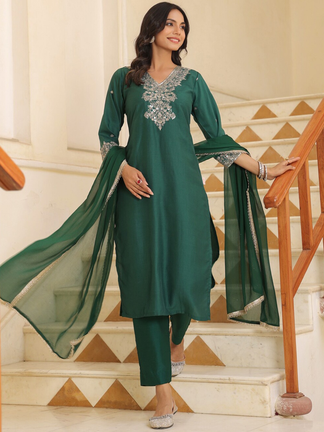 AURIELLA Ethnic Motifs Embroidered Straight Sequinned Kurta with Trousers & Dupatta, Green
AURIELLA Ethnic Motifs Embroidered Straight Sequinned Kurta with Trousers & Dupatta, Green