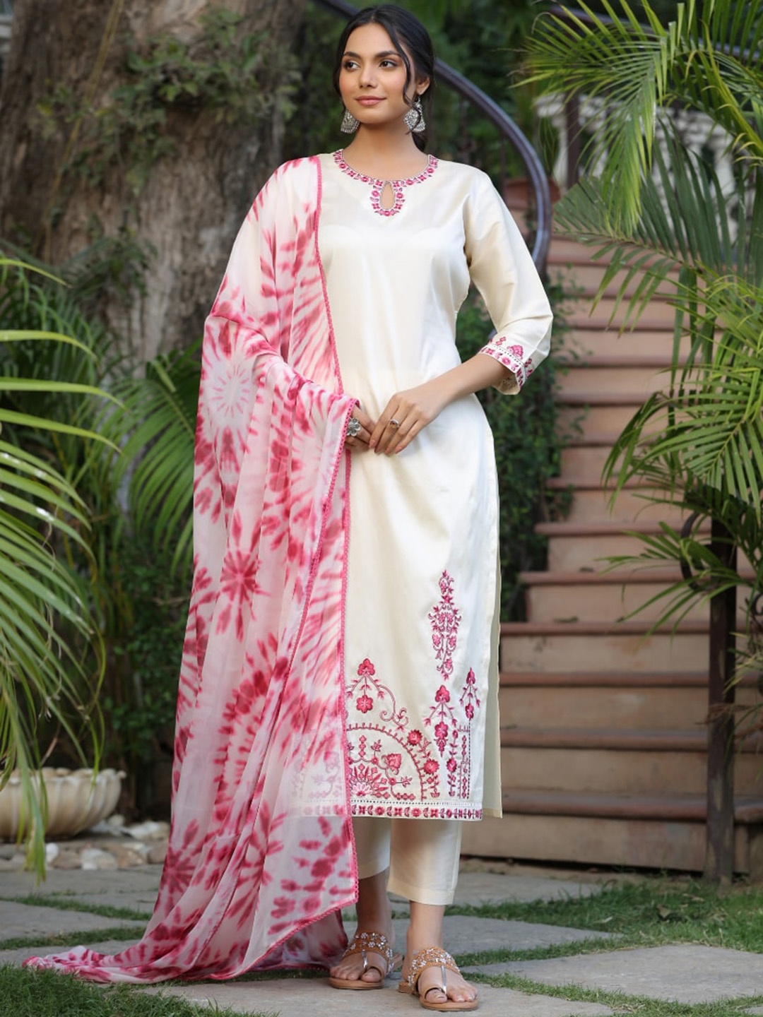 GoSriKi Floral Embroidered Keyhole Neck Three-Quarter Sleeves Thread Work Kurta Set, Cream
GoSriKi Floral Embroidered Keyhole Neck Three-Quarter Sleeves Thread Work Kurta Set, Cream