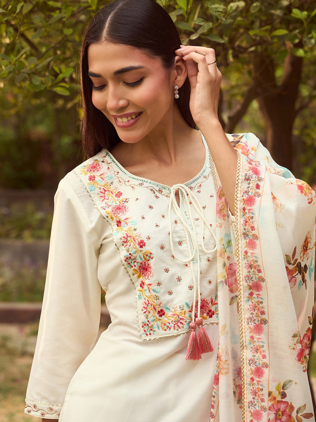 Indo Era Ethnic Motifs Embroidered Tie-Up Neck Straight Kurta with Trousers & Dupatta, White
Indo Era Ethnic Motifs Embroidered Tie-Up Neck Straight Kurta with Trousers & Dupatta, White