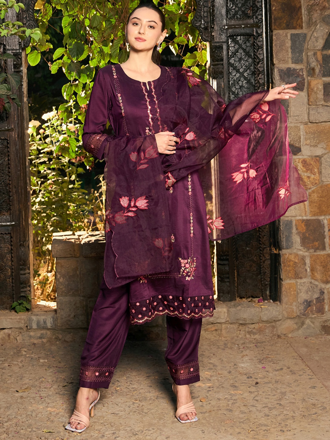 Indo Era Floral Embroidered Regular Thread Work Straight Kurta with Trousers & Dupatta, Burgundy
Indo Era Floral Embroidered Regular Thread Work Straight Kurta with Trousers & Dupatta, Burgundy