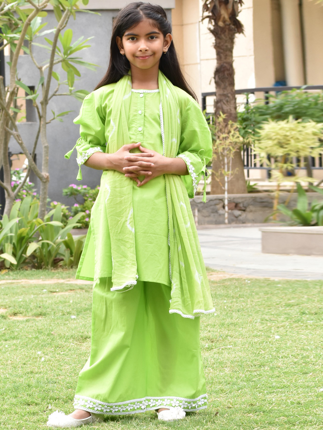 misbis Girls Flared Sleeves Straight Pure Cotton Kurta with Palazzos & With Dupatta, Green
misbis Girls Flared Sleeves Straight Pure Cotton Kurta with Palazzos & With Dupatta, Green