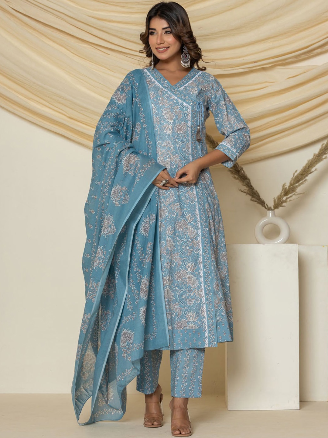 Meena Bazaar Floral Printed Angrakha Kurta with Trousers & With Dupatta, Grey
Meena Bazaar Floral Printed Angrakha Kurta with Trousers & With Dupatta, Grey