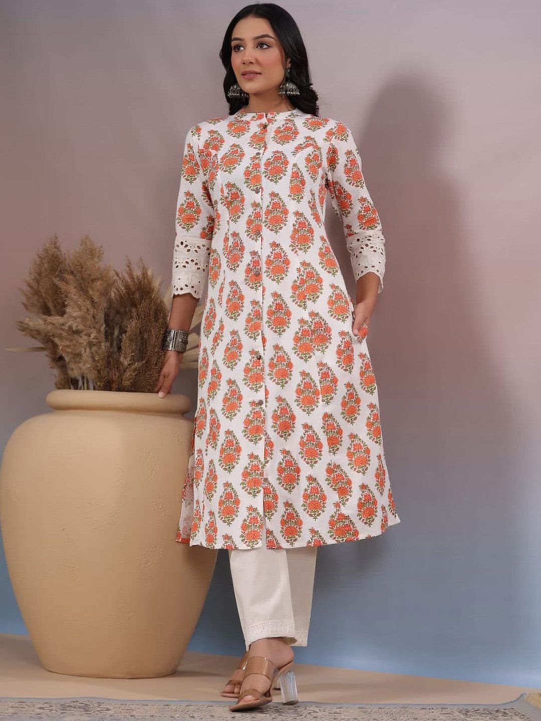 Meena Bazaar Floral Printed Mandarin Collar Three-Quarter Sleeves Kurta with Trousers, White
Meena Bazaar Floral Printed Mandarin Collar Three-Quarter Sleeves Kurta with Trousers, White