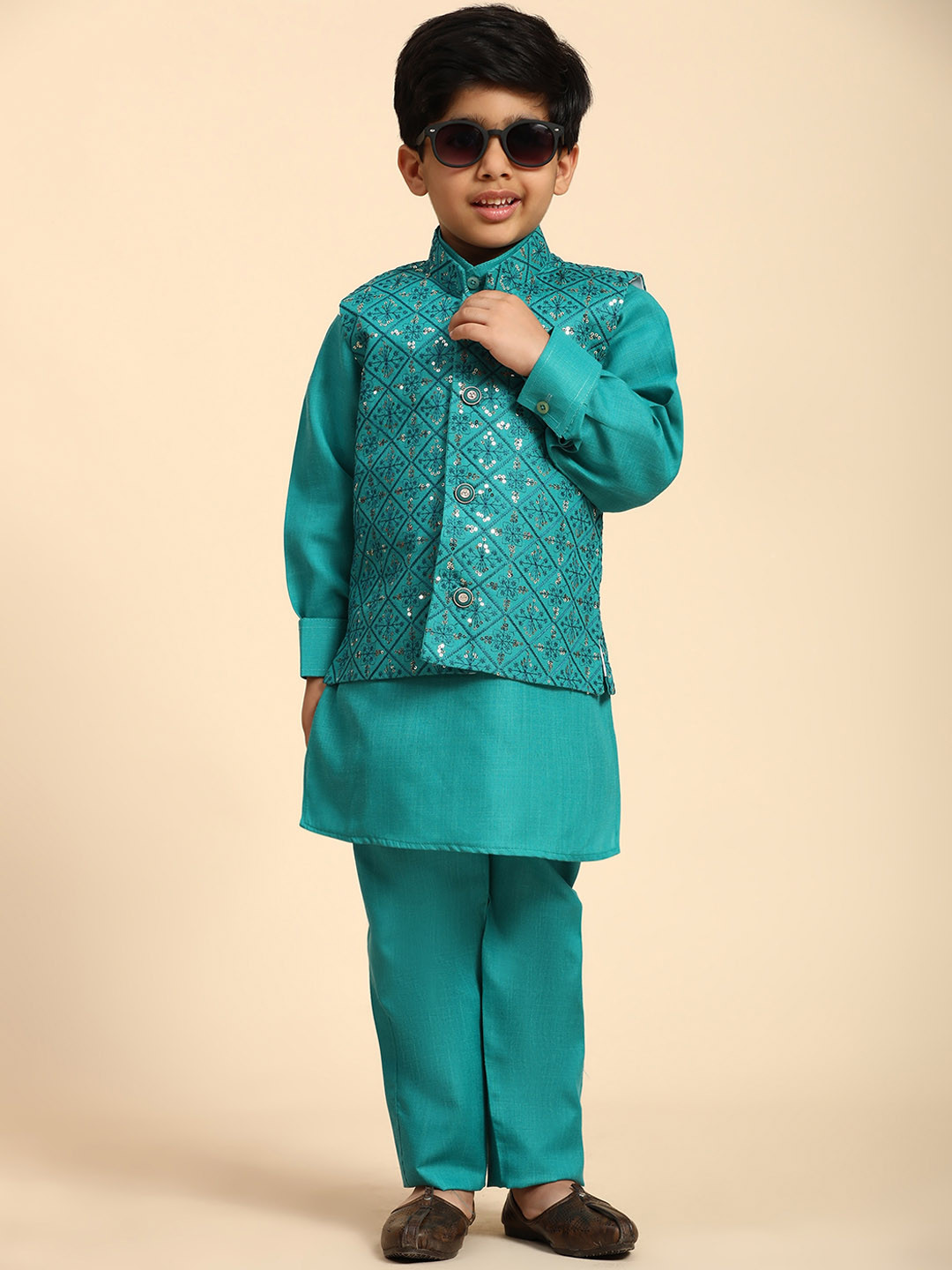 Pro-Ethic STYLE DEVELOPER Boys Band Collar Straight Kurta & Pyjamas With Waistcoat, Turquoise blue
Pro-Ethic STYLE DEVELOPER Boys Band Collar Straight Kurta & Pyjamas With Waistcoat, Turquoise blue